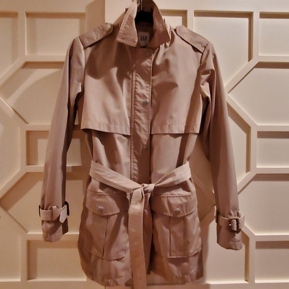 Woman's GAP Utility Rain Jacket with removable hood. - Picture 1 of 13